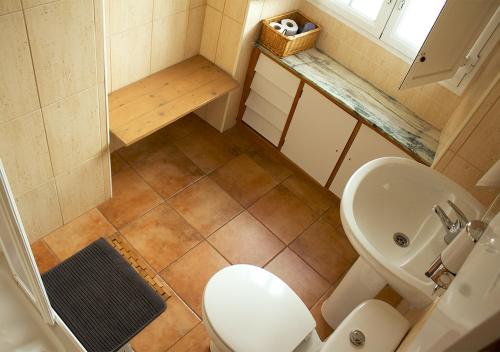 a small bathroom with a toilet and a sink at ZOETIC sustainable rooms in Évora