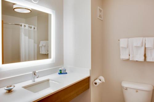 Kamar mandi di Holiday Inn Express Hotel & Suites Chickasha, an IHG Hotel