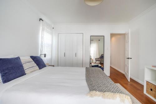 a bedroom with a large white bed in a room at Enchanting Sherman Oaks Home With Pool permit #HSR two one zero zero 2605 in Sherman Oaks