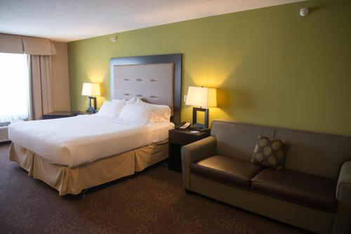 En eller flere senge i et værelse på Holiday Inn Express & Suites Northwood, an IHG Hotel