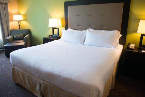Katil atau katil-katil dalam bilik di Holiday Inn Express & Suites Northwood by IHG
