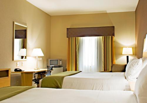 Ліжко або ліжка в номері Holiday Inn Express Hotel and Suites Borger, an IHG Hotel