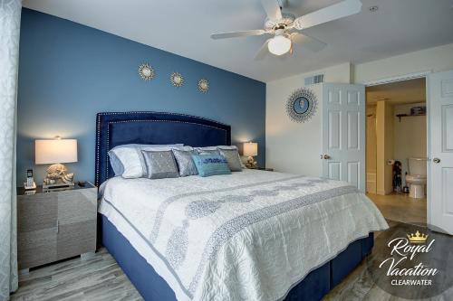 1 dormitorio azul con 1 cama y ventilador de techo en Avalon at Clearwater Royal Marina, en Clearwater