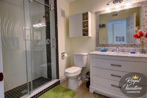Un baño con ducha, inodoro y lavabo. en Avalon at Clearwater Royal Marina, en Clearwater