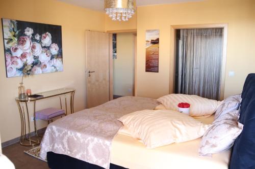 Una cama o camas en una habitación de FeWo Golden Palace