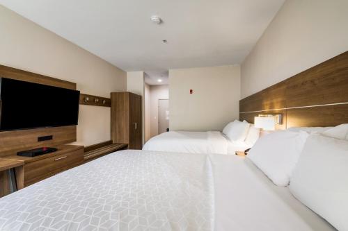Ένα ή περισσότερα κρεβάτια σε δωμάτιο στο Holiday Inn Express Hotel & Suites Columbus by IHG