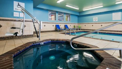 Holiday Inn Express Hotel & Suites Everett, an IHG Hotel tesisinde veya buraya yakın yüzme havuzu