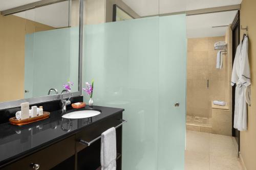 y baño con lavabo y ducha. en Z Ocean Hotel, Classico A Sonesta Collection, en Miami Beach