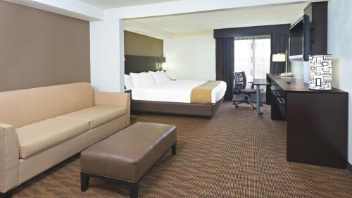 Зона вітальні в Holiday Inn Express Hotel & Suites Colby, an IHG Hotel