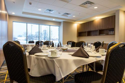 a conference room with a long table and chairs at Holiday Inn Hotel & Suites - Mount Pleasant by IHG in Mount Pleasant