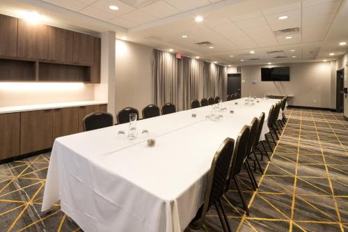 a conference room with a long table and chairs at Holiday Inn Hotel & Suites - Mount Pleasant by IHG in Mount Pleasant