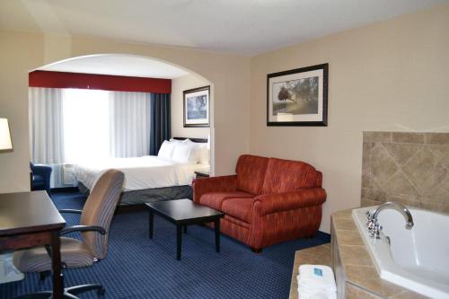 Кът за сядане в Holiday Inn Express Hotel & Suites Edson, an IHG Hotel