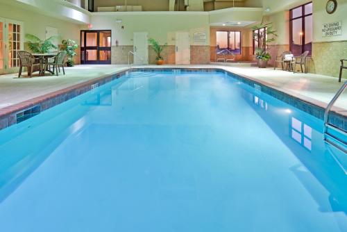 ein großer Pool mit blauem Wasser in der Unterkunft Holiday Inn Express Hotel & Suites Cape Girardeau I-55, an IHG Hotel in Cape Girardeau