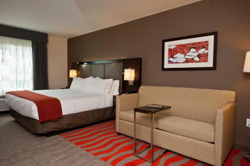 Postel nebo postele na pokoji v ubytování Holiday Inn Express & Suites Columbus - Easton Area, an IHG Hotel