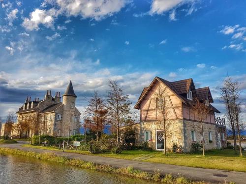 an old house next to a river at 法國小古堡-Chateau de France in Wujie