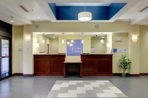 
The lobby or reception area at Holiday Inn Express & Suites Cross Lanes, an IHG Hotel
