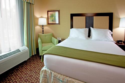 Postel nebo postele na pokoji v ubytování Holiday Inn Express Hotel & Suites Chaffee - Jacksonville West by IHG