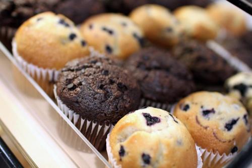 ein Tablett mit Blaubeermuffins in in der Unterkunft Holiday Inn Express & Suites Corpus Christi-N Padre Island by IHG in Corpus Christi