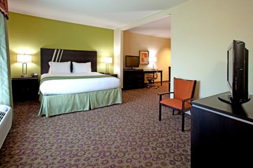 Ένα ή περισσότερα κρεβάτια σε δωμάτιο στο Holiday Inn Express Hotel & Suites Clemson - University Area, an IHG Hotel