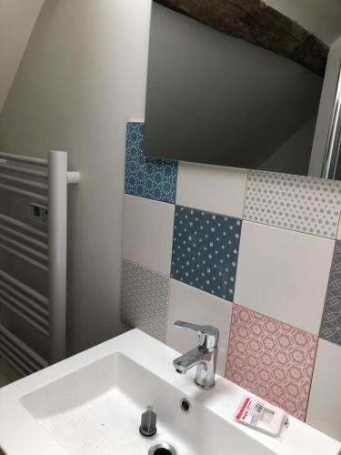 a bathroom with a sink and a mirror at NID DOUILLET in Sancerre