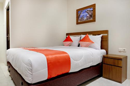 מיטה או מיטות בחדר ב-Super OYO 2756 Anata
