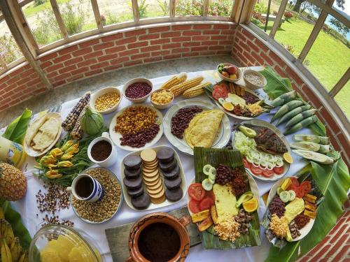 una tavola piena di diversi tipi di alimenti su una tavola di Cabañas Paraiso tziscao a Comitán de Domínguez