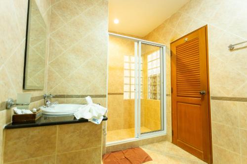 A bathroom at Chang Charlie Inn, Boutique