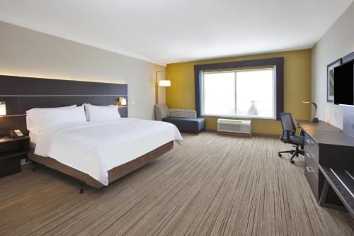 TV a/nebo společenská místnost v ubytování Holiday Inn Express - Auburn Hills South by IHG