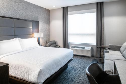 Säng eller sängar i ett rum på Staybridge Suites - Quincy, an IHG Hotel