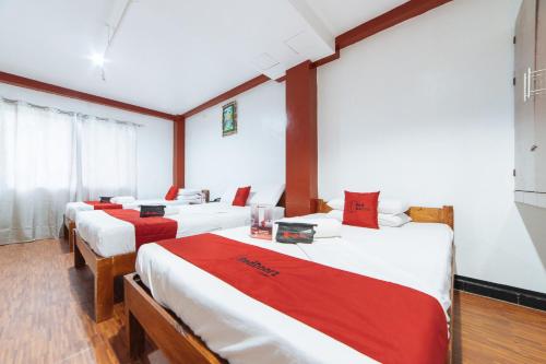 Postel nebo postele na pokoji v ubytování RedDoorz at Nirvana Pension House
