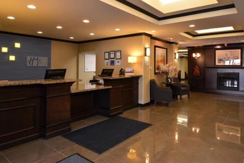 Area lobi atau resepsionis di Holiday Inn Express & Suites Fairmont, an IHG Hotel
