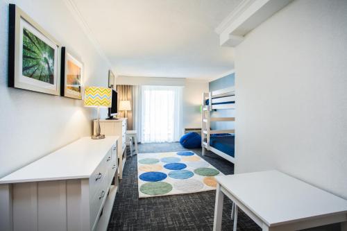 Säng eller sängar i ett rum på Holiday Inn Resort Lake George, an IHG Hotel