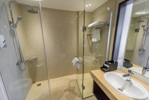 Een badkamer bij Grand Lagoi Hotel by Willson