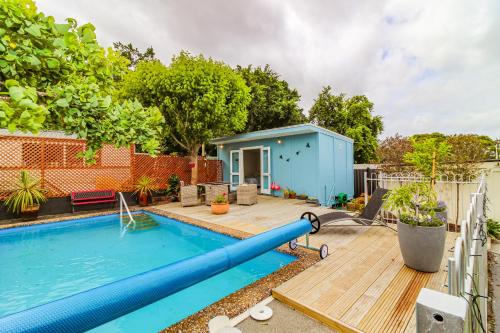 ein Pool in einem Hinterhof mit einem winzigen Haus in der Unterkunft STUDIO @ 91 in Whanganui