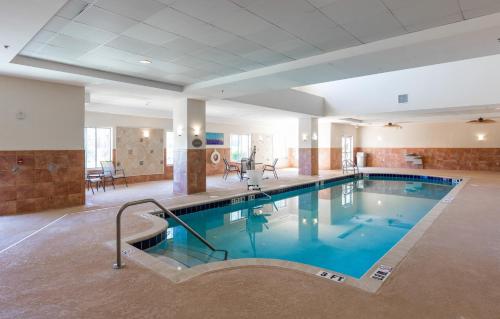 ein großer Pool in einem Hotelzimmer in der Unterkunft Holiday Inn Hotel & Suites Lake City, an IHG Hotel in Lake City