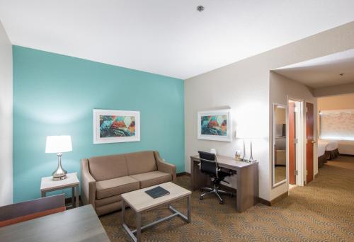 Χώρος καθιστικού στο Holiday Inn Hotel & Suites Lake City, an IHG Hotel