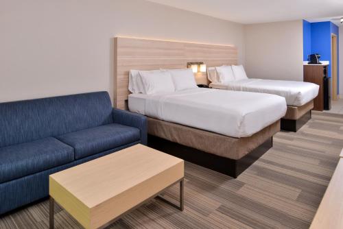 מיטה או מיטות בחדר ב-Holiday Inn Express Hotel & Suites Cincinnati - Mason, an IHG Hotel