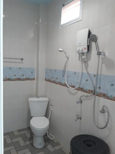 uma casa de banho com um WC e um chuveiro em PK Family House em Ko Mook