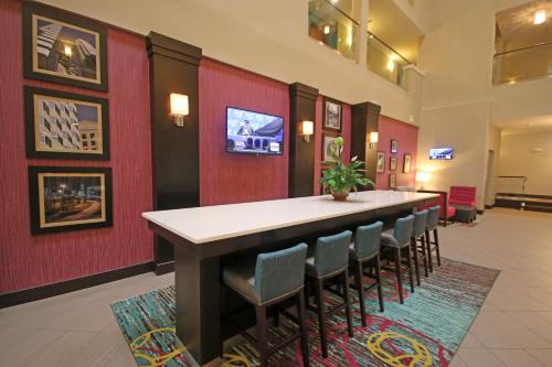 Holiday Inn Express & Suites Charlotte North, an IHG Hotel Image