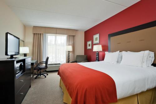 Ένα ή περισσότερα κρεβάτια σε δωμάτιο στο Holiday Inn Express Hotel & Suites Kodak East-Sevierville, an IHG Hotel