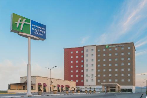 a building with a street sign in front of it at Holiday Inn Express & Suites Silao Aeropuerto Terminal by IHG in Silao
