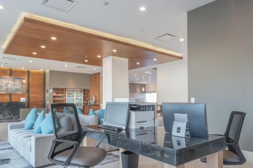 a office with a desk with two computers on it at Holiday Inn Express & Suites Silao Aeropuerto Terminal by IHG in Silao