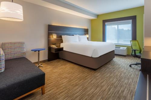 Säng eller sängar i ett rum på Holiday Inn Express Arrowood, an IHG Hotel