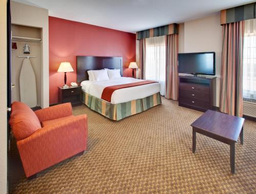 מיטה או מיטות בחדר ב-Holiday Inn Express Hotel & Suites Pleasant Prairie-Kenosha, an IHG Hotel