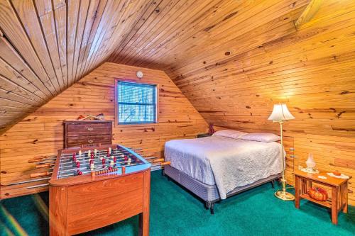 Ένα ή περισσότερα κρεβάτια σε δωμάτιο στο Quiet and Private Cabin about 5 Mi to Dale Hollow Lake!