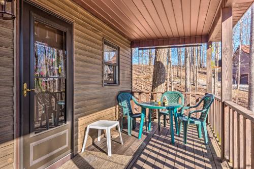 Μπαλκόνι ή βεράντα στο Quiet and Private Cabin about 5 Mi to Dale Hollow Lake!