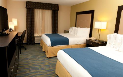 Tempat tidur dalam kamar di Holiday Inn Express Hotel & Suites Bloomington-Normal University Area, an IHG Hotel