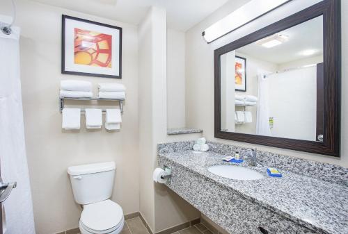 Ванная комната в Holiday Inn Express Hotel & Suites Glasgow, an IHG Hotel