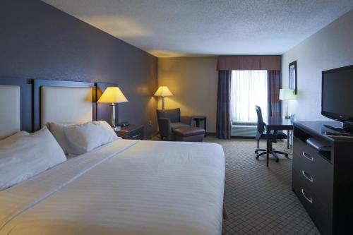 מיטה או מיטות בחדר ב-Holiday Inn Express Hotel & Suites Blythewood, an IHG Hotel
