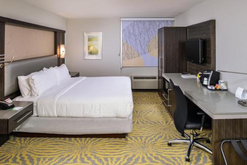 เตียงในห้องที่ Holiday Inn Dallas-Richardson, an IHG Hotel